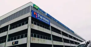 Veneziana para Galpão Industrial instalada em fachada de galpão, proporcionando ventilação natural, iluminação natural, renovação do ar e conforto térmico para ambientes industriais.