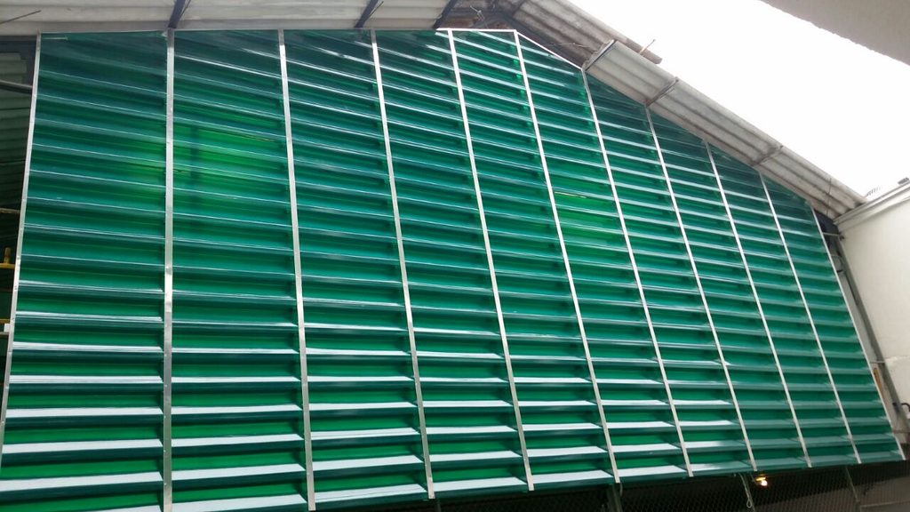 A veneziana industrial de fibra de vidro é uma solução destinada a projetos que necessitam de aberturas para ventilação e aproveitamento da iluminação natural.
Fabricadas sob medida conforme as necessidades de cada obra, as venezianas podem ser aplicadas em diferentes configurações de fachadas e fechamentos industriais.
A Solution Venezianas Industriais atende projetos de diferentes portes, considerando as características construtivas e as necessidades específicas de cada aplicação.