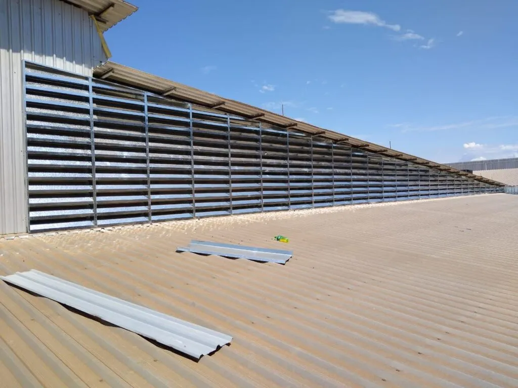 Veneziana Metálica para Galpões Industriais Veneziana industrial metálica instalada em galpão